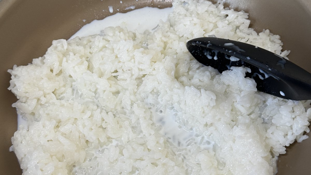 フライパンでべちゃべちゃご飯に牛乳を加える