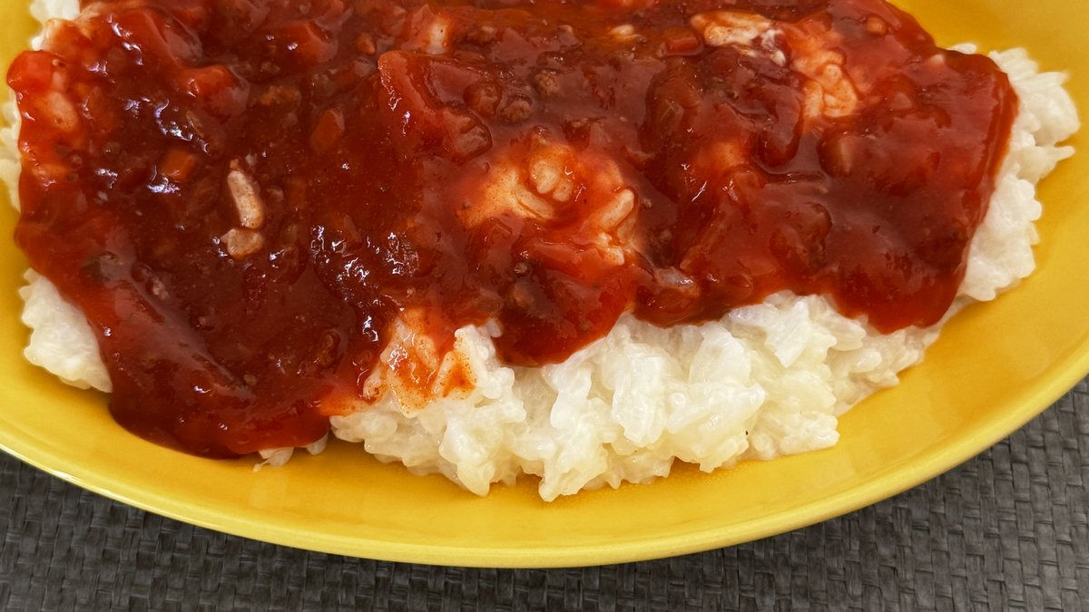 リゾット状にしたご飯にミートソースをかける