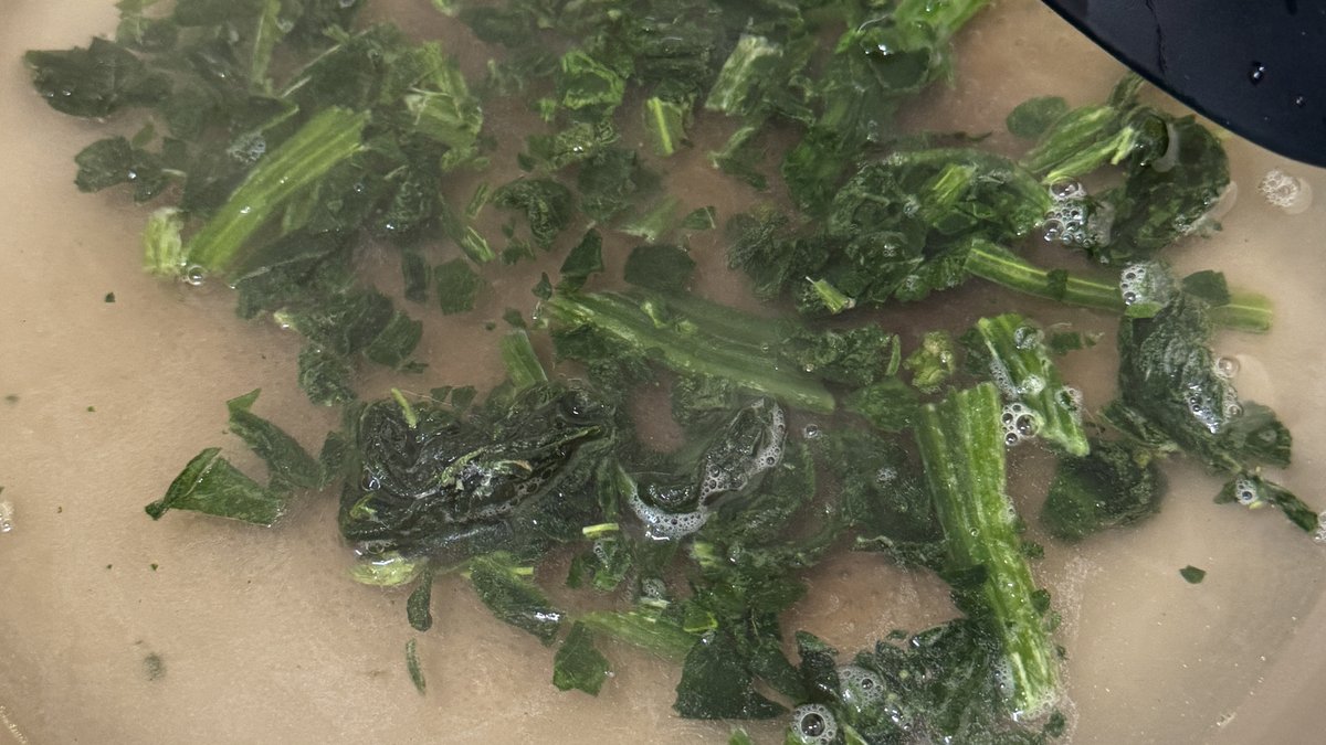 フライパンでほうれん草を煮る