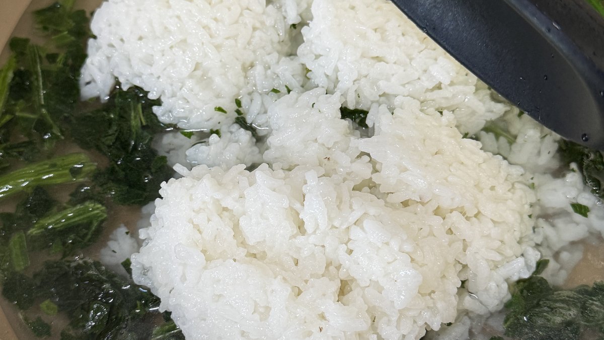スープにべちゃべちゃご飯を入れる