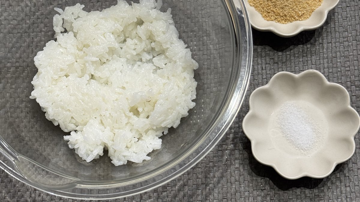 ボウルに入れたべちゃべちゃご飯と砂糖